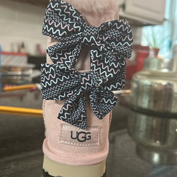 Ugg kids, Dusty pink, new in box! - Picture 2 of 5
